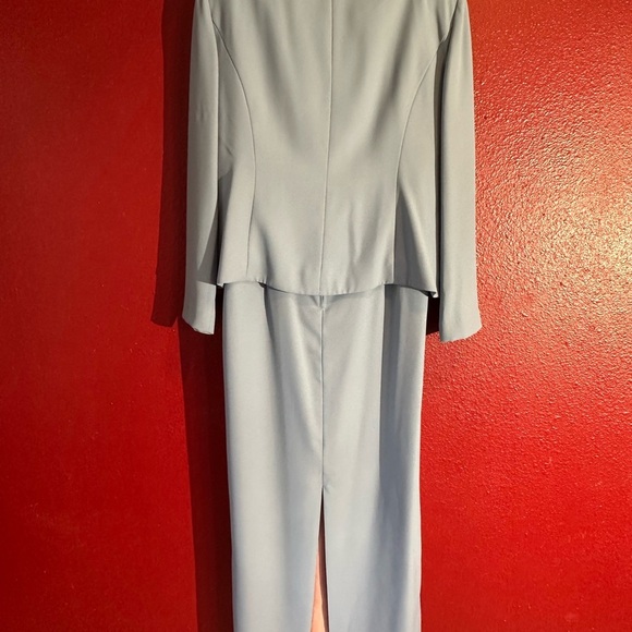 Does have a couple of small stains, needs to be cleaned - Picture 2 of 16